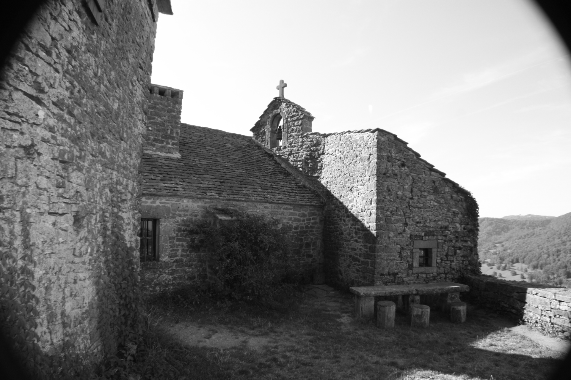 Photo en noir et blanc d'une rue de Conliège